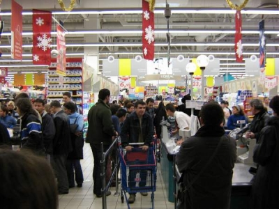 Din cauza scăderii veniturilor, românii cumpără tot mai puţin