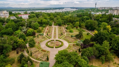 Alei cu pavaj solar în Grădina Botanică din Galaţi