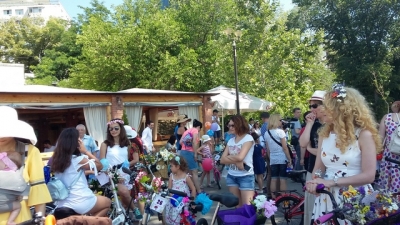 Promenada biciclistelor: culoare şi mişcare pe faleza Dunării