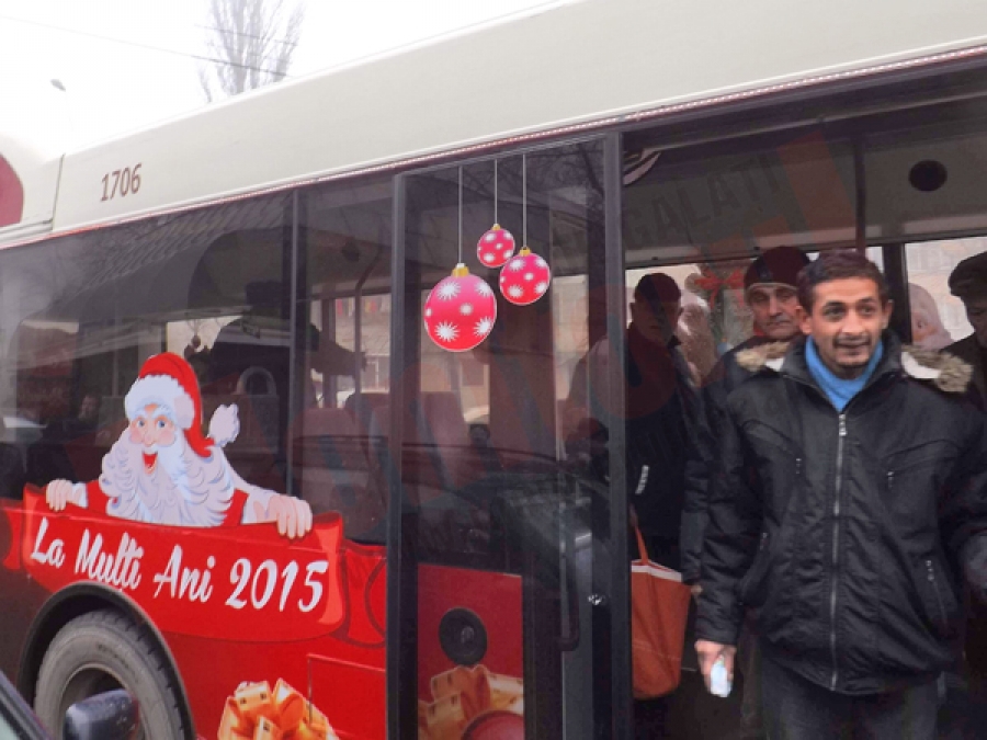 Moş Crăciun vine cu tramvaiul şi autobuzul