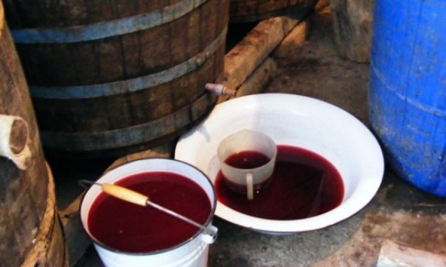 A murit căzută în beciul unde ţinea vinul nou