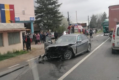 Impact cu 3 victime şi 5 maşini, la Drăgăneşti