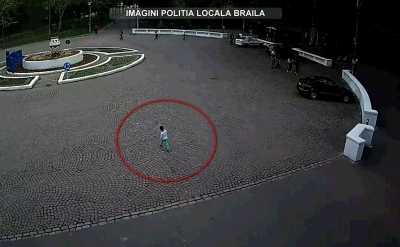 VIDEO | Copil rătăcit, găsit de poliţiştii locali din Brăila