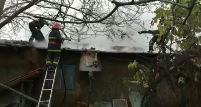 VIDEO: Incendiu în satul Costi, din cauza unui coş de fum