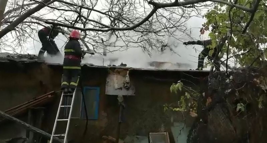 VIDEO: Incendiu în satul Costi, din cauza unui coş de fum
