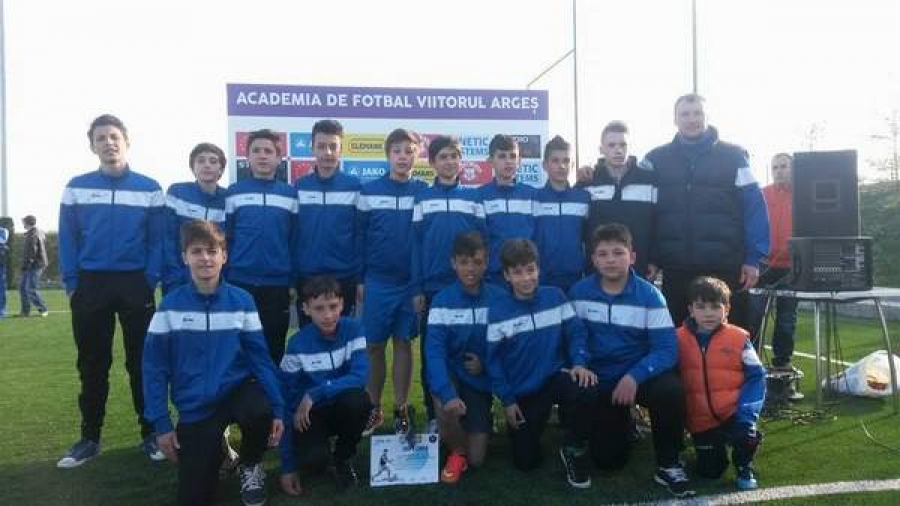 Şcoala de Fotbal Junior şi Oţelul au cucerit medaliile de bronz la „Junior Cup Viitorul Argeş 2015”