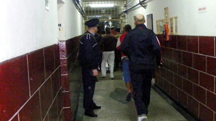 Agent de penitenciar pus sub inculpare pentru trafic de influenţă