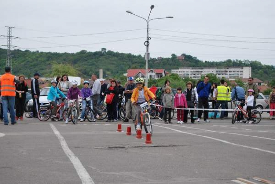 „Juniorii pedalează”- concurs de îndemânare pe bicicletă pentru copii