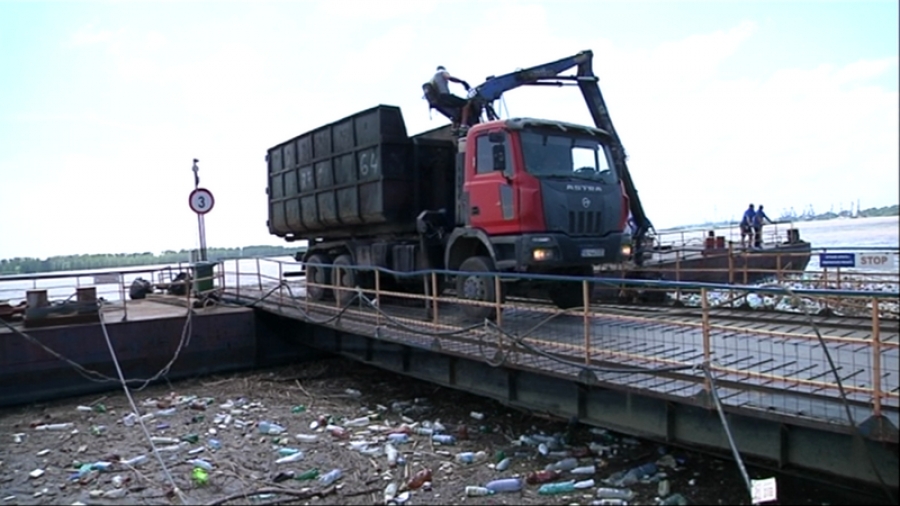 Munţii de gunoaie de pe malul Dunării au oprit circulaţia bacului mare de la Galaţi