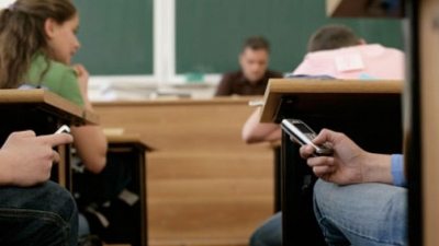 În Botoşani s-a propus interzicerea accesului cu telefoane mobile în şcoli