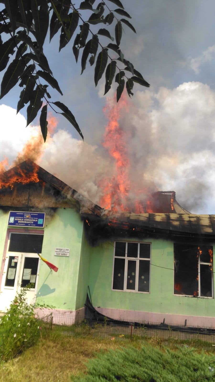 Judeţul Tulcea: Incendiu puternic la şcoala din localitatea Dorobanţu