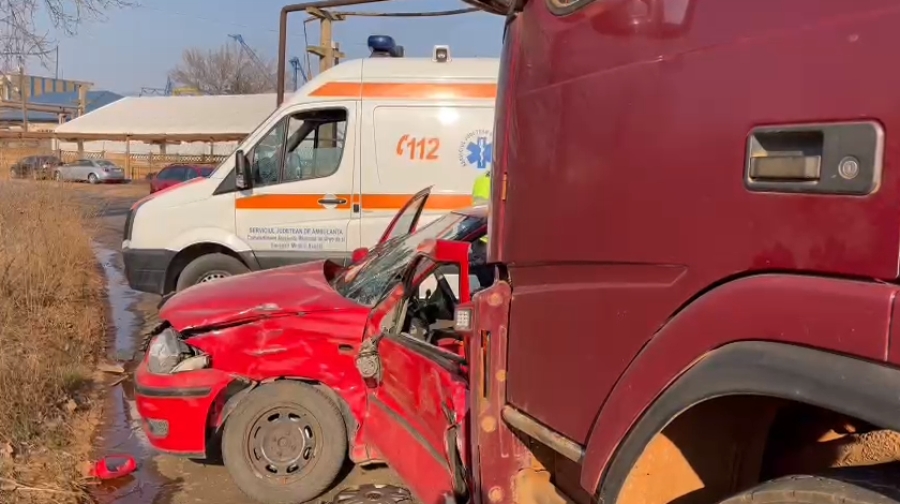 Accident rutier între un autocamion şi un autoturism, pe strada Portului din municipiul Tulcea