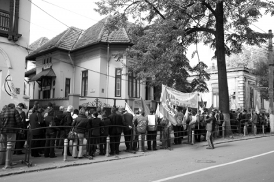 Sindicaliştii s-au „războit” cu... sediul PDL