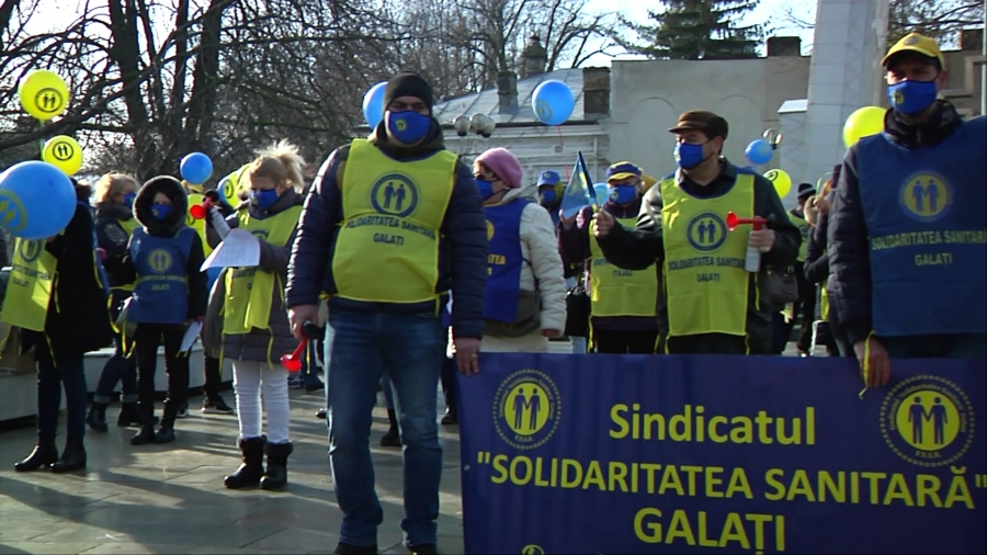 100 de cadre medicale din Galaţi au protestat în faţa Prefecturii (VIDEO)