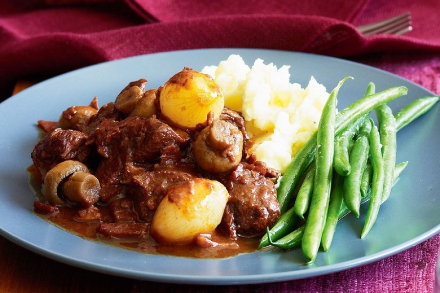 Specialitatea "boeuf bourguignon"