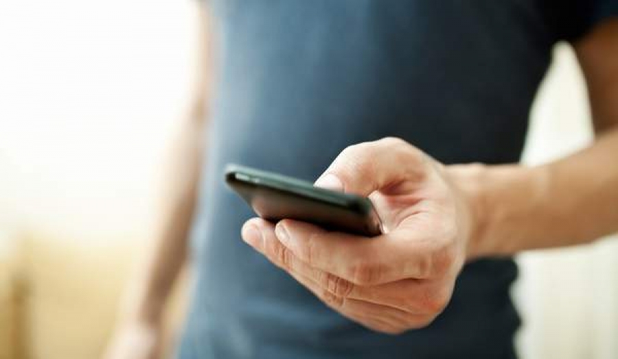Aproape jumătate dintre români au smartphone-ul conectat permanent la internet