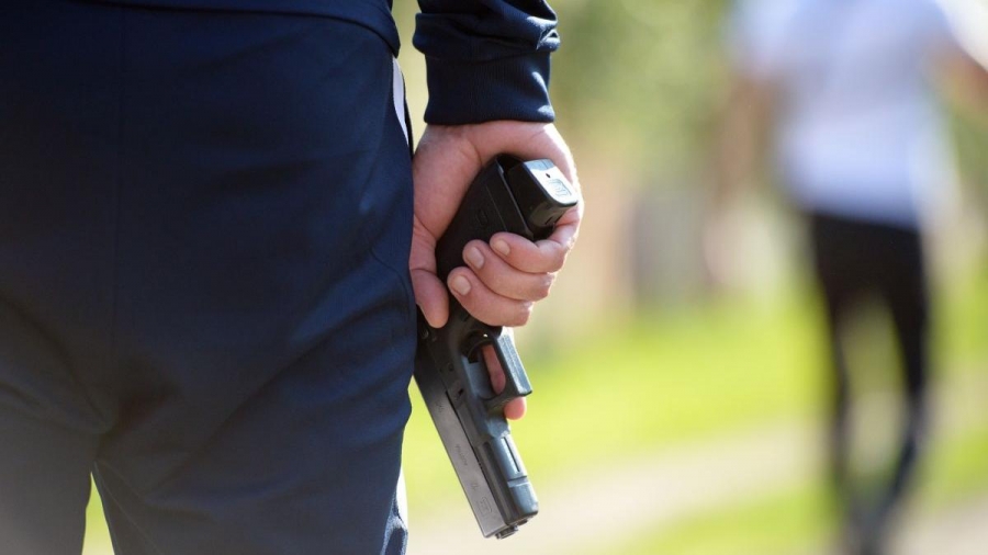 Părinţi ameninţaţi cu pistolul, într-un parc de joacă (VIDEO)