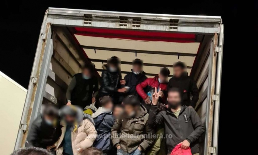 Aproape 20 de migranţi din Afganistan şi Nepal, descoperiţi ascunşi în TIR-uri la frontiera cu Ungaria