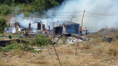 Incendiu provocat intenţionat de o rudă. Casa a ars din temelii