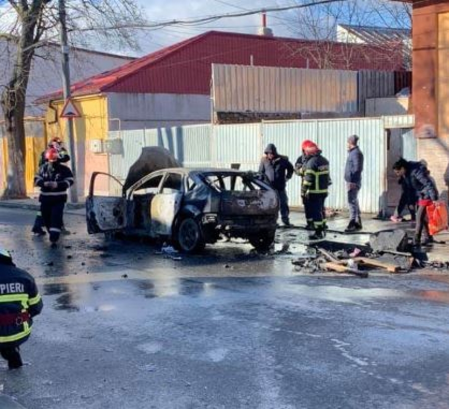 O maşină a luat foc în mers pe o stradă din Galaţi