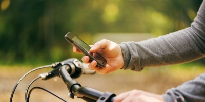 Olandezii care utilizează telefonul mobil pe bicicletă riscă să fie amendaţi