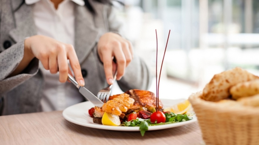 Mâncatul în ritm lent poate scădea cu 42% riscul de obezitate