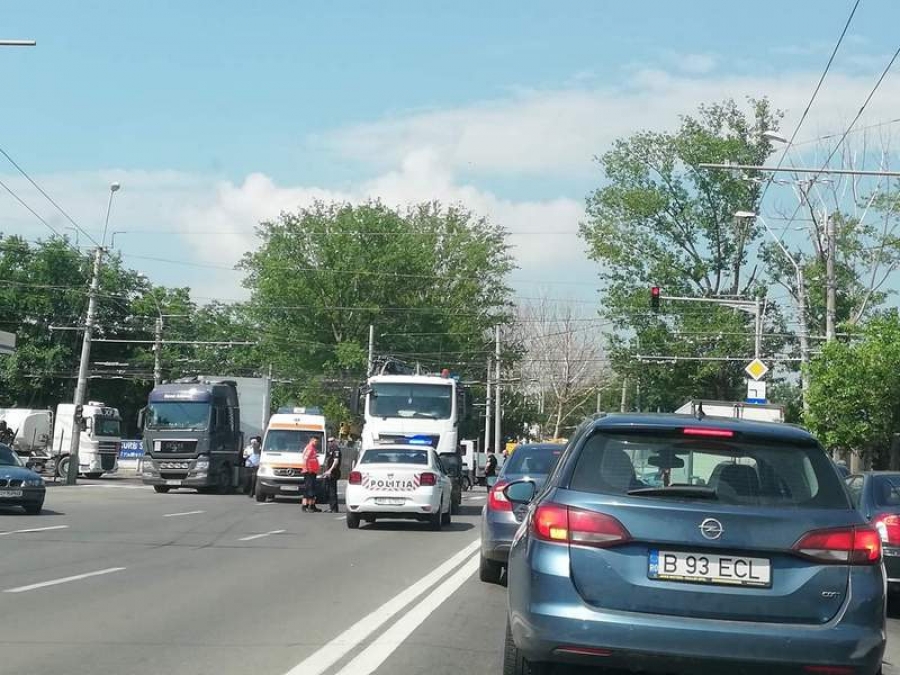 A murit lovită de camion, în zona Barierei Traian