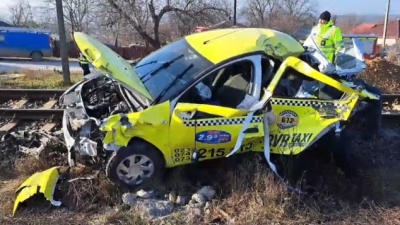 Taxi lovit de trenul de Galaţi (VIDEO)