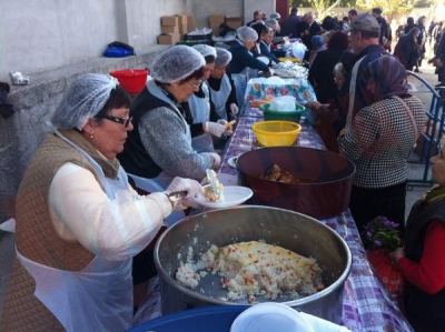 Mii de credincioşi au stat la coadă pentru mâncarea de la hram