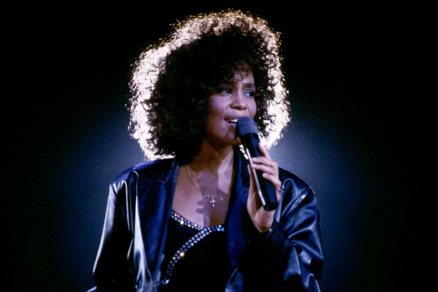 Whitney Houston, readusă în atenţia publicului cu un album postum şi o hologramă