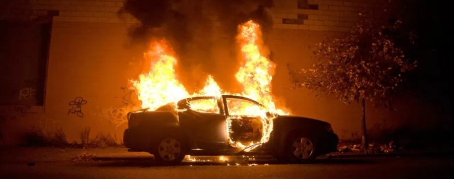 Tânăr de 21 de ani reținut acuzat de incendierea unei mașini