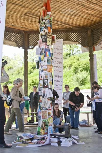 „Endless Book” - coloană fără sfârşit a cărţilor semnate de scriitori gălăţeni