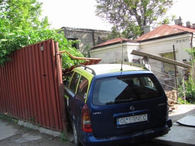 Un taxi a facut praf gardul unei locuinţe