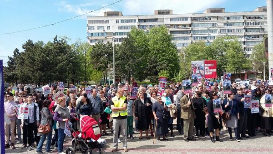 Protest pentru susţinerea familiilor ai căror copii au fost luaţi de statul norvegian