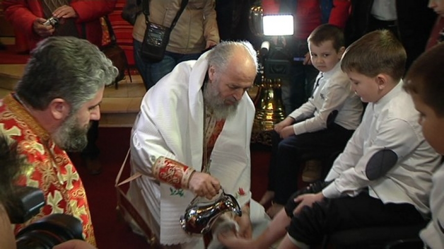 Arhiepiscopul Dunării de Jos a spălat picioarele a 12 copii nevoiaşi în Joia Mare