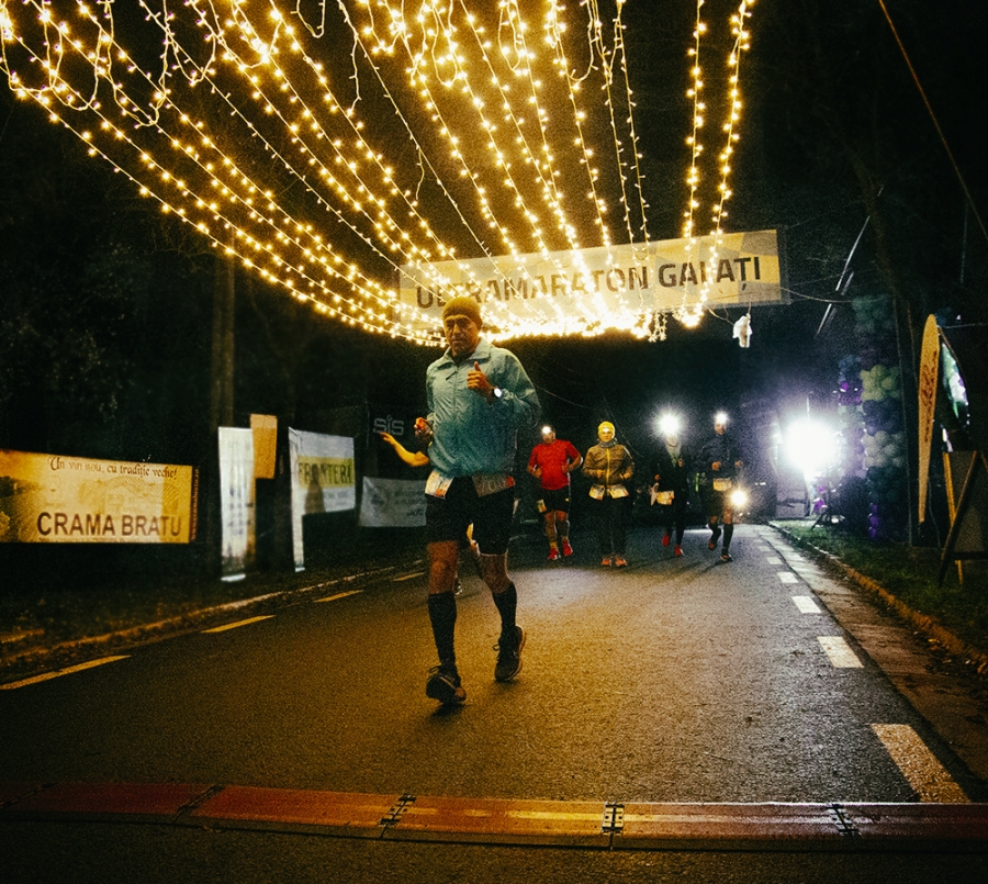 Întunericul nu a putut opri alergătorii Ultramaratonului gălăţean (FOTO)