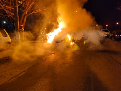 Maşini incendiate intenţionat, în toiul nopții, pe o stradă din Galaţi (FOTO)