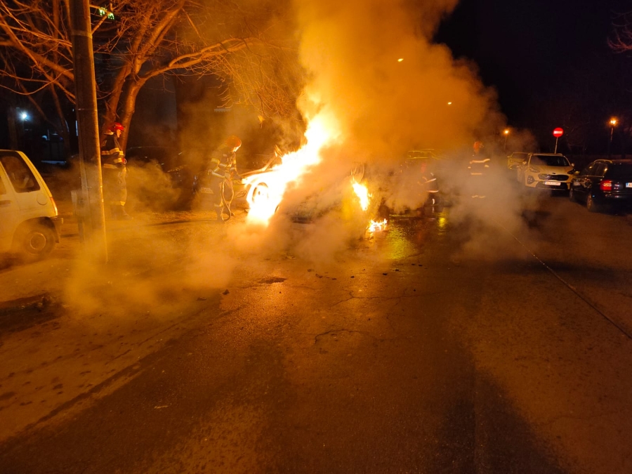 Maşini incendiate intenţionat, în toiul nopții, pe o stradă din Galaţi (FOTO)