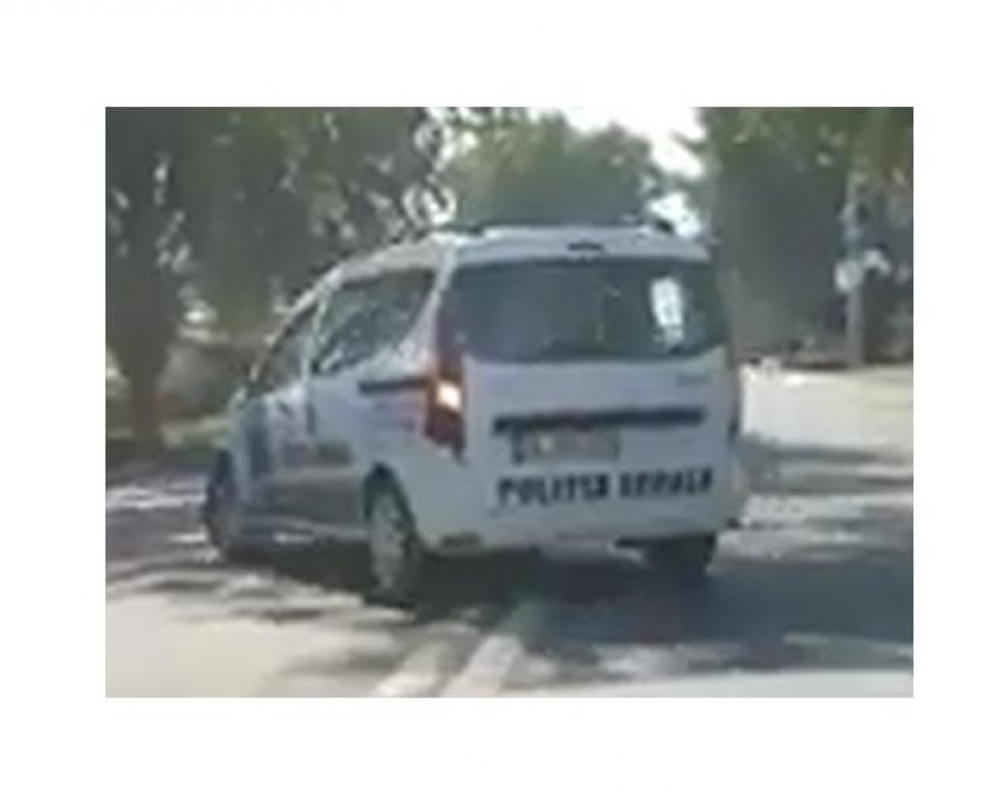 A încălcat dubla continuă la volanul maşinii de poliţie locală