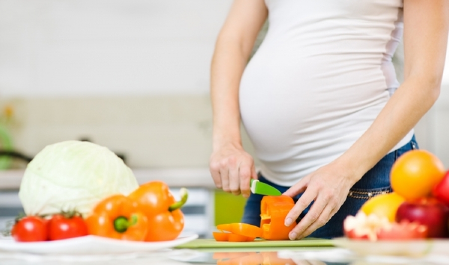 Dieta, activităţile fizice şi alăptarea copilului ajută mămicile să slăbească