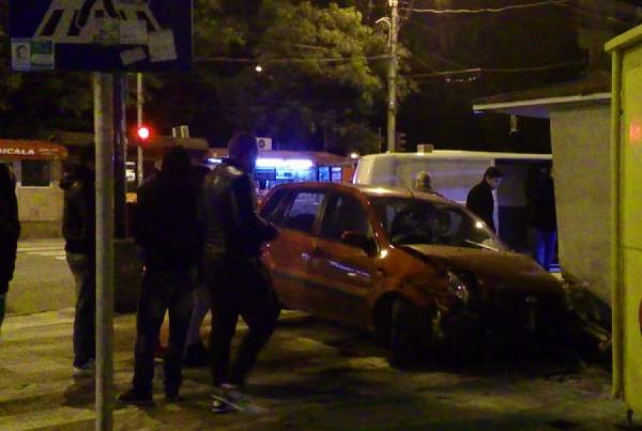 O papetărie şi un chioşc de ziare, făcute praf de o maşină