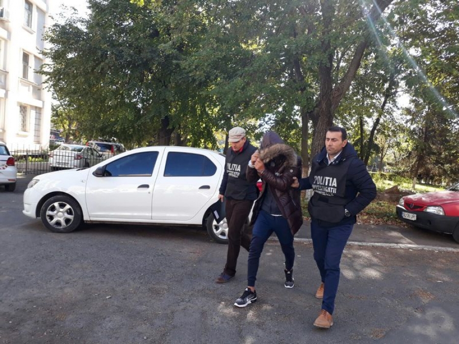 Fugarul care a luat un poliţist pe capotă a fost arestat
