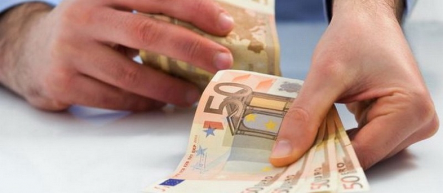 A oferit 300 euro mită pentru obţinerea permisului auto