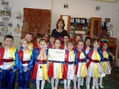 A opta ediţie a concursului de dans popular „Flori pentru mama”, câştigată de copii din Tecuci