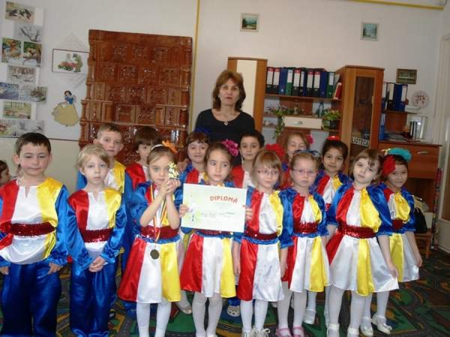 A opta ediţie a concursului de dans popular „Flori pentru mama”, câştigată de copii din Tecuci