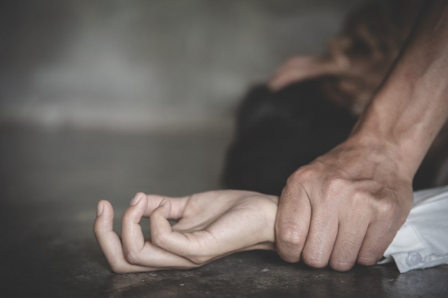Tânăr arestat preventiv pentru că a vrut să violeze o femeie și a înjunghiat un bărbat