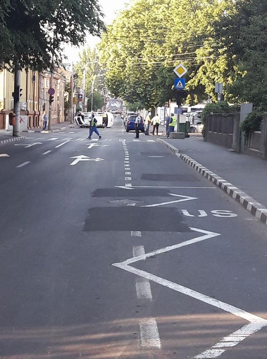 Impact cu taxi răsturnat pe Bălcescu