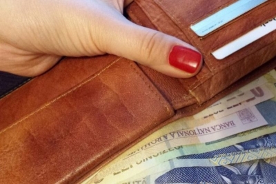 Prinsă după ce a furat 20.000 lei din apartamentul unor bătrăni