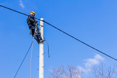 Fără curent în mai multe localităţi gălăţene, din cauza vântului puternic