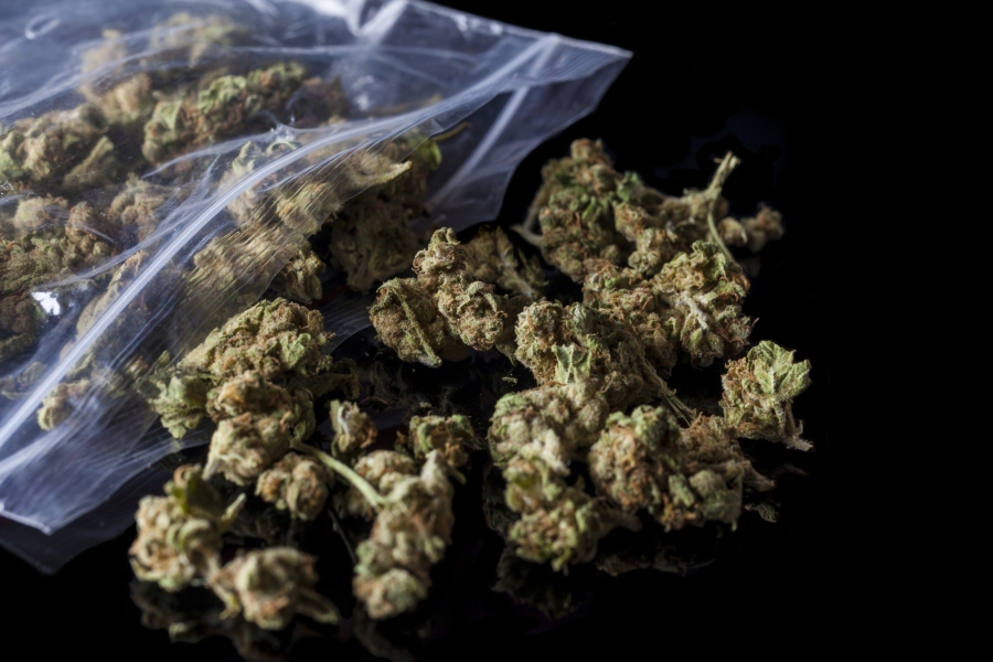 Prins în flagrant în timp ce vindea cannabis